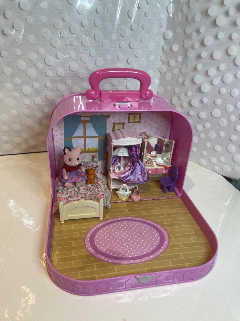 Li'l Woodzeez - Travel Suitcase Bedroom with Calico Critters playset
